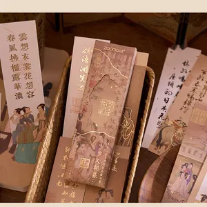 Gedetailleerde weergave van traditionele Chinese bladwijzers met goudstempels en inkt