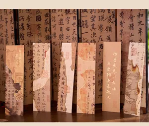 Detailopname van Chinese goudgestempelde bladwijzers met traditionele kalligrafie
