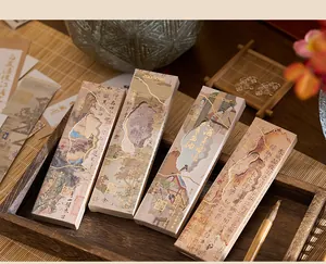 Gedetailleerd overzicht van elegante Chinese bladwijzers met goudstempel in dozen