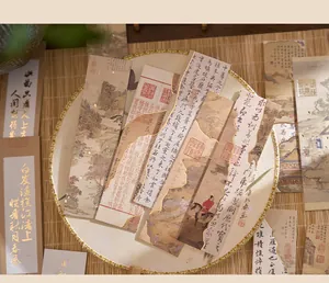 Close-up van Chinese bladwijzers met goudfolie randen en kalligrafie