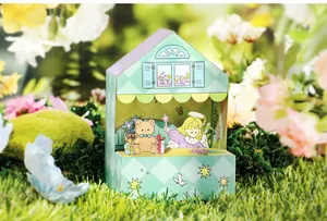 Detailansicht des DIY Papierhausmodells aus der Dora Dreamland Serie im Garten