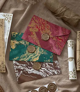 Gros plan d'enveloppes marbrées vintage avec d'élégants motifs dorés et des sceaux