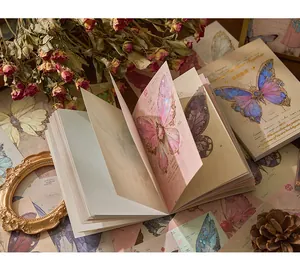 Primo piano di carta scrapbook farfalla vintage e decorazioni