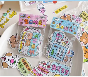 Primo piano di simpatici adesivi di compleanno per la decorazione del diario fai da te