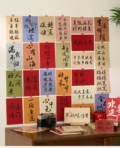 Detailansicht von Grußkarten mit chinesischer Kalligraphie und traditionellen Segenswünschen