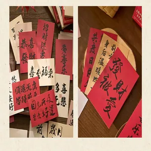 Nahaufnahme chinesischer Kalligraphie-Grußkarten mit festlichen Segen auf rotem Papier