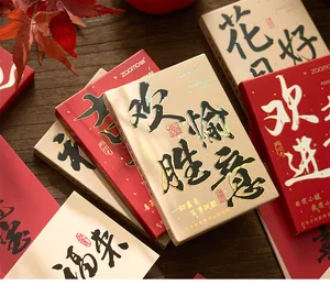 Nahaufnahme von chinesischen Kalligraphie-Postkarten in roten und beige Schachteln