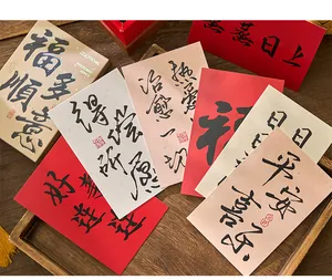 Segenskarten im chinesischen Kalligraphiestil in einem Retro-Holztablett