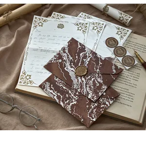 Élégant ensemble de papeterie vintage avec enveloppes marbrées et sceau de cire