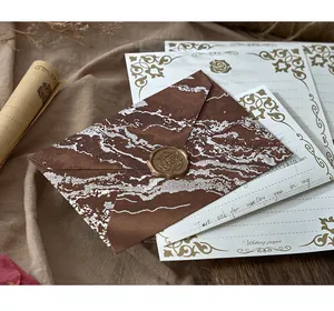 Set de papeterie vintage avec enveloppe marbrée à la feuille d'or et papier à lettres