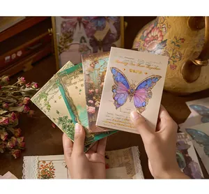 Primo piano di blocchi di carta vintage con farfalle e fiori per scrapbooking.