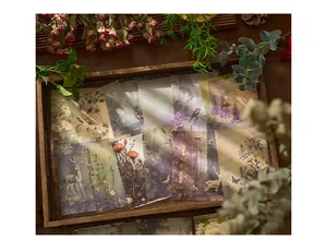 Vista dettagliata di carte per scrapbooking vintage con illustrazioni naturali in un vassoio