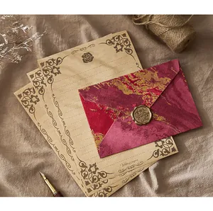 Enveloppe bordeaux vintage avec motif marbre doré et ensemble de papier à lettres kraft.