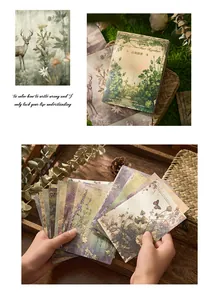 Primo piano di carta vintage per scrapbook con illustrazioni naturali e motivi floreali