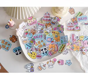 Primo piano di vari simpatici adesivi di compleanno e animali in stile cartone animato