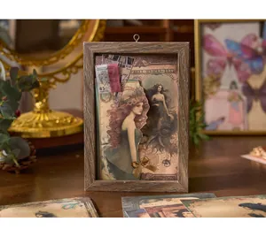 Primo piano di un collage scrapbooking vintage con sirena in una cornice di legno