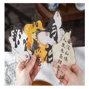 Detailaufnahme von kreativen Ornamenten im neuen chinesischen Stil mit Kalligraphie und Tusche.