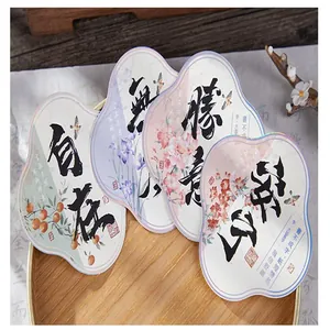 Detailansicht eleganter Kalligrafiekarten im neuen chinesischen Stil mit Blumenmotiven