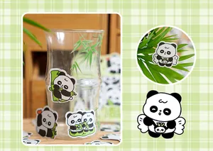 Detalle de pegatina de panda en un vaso y primer plano del diseño de panda con alas