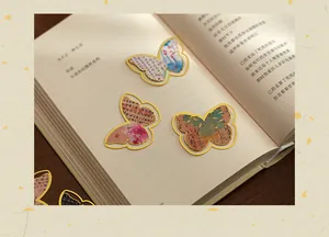 Makrodetail eleganter Schmetterlings-Lesezeichen aus Metall mit chinesischer Tuschemalerei