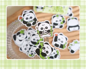 Vista detallada de varias pegatinas de pandas con bambú para decorar álbumes de fotos