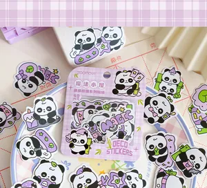 Primer plano de un paquete de lindas pegatinas de panda con 40 calcomanías decorativas variadas