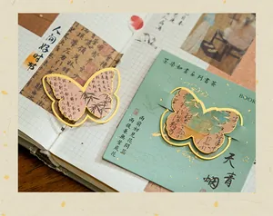 Detaillierte Nahaufnahme eines eleganten chinesischen Schmetterlings-Metalllesezeichens