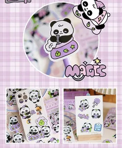 Primer plano de lindos adhesivos de panda en una funda de móvil y una postal.