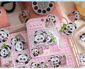 Primer plano de paquete de pegatinas de panda para decoración de scrapbooking DIY