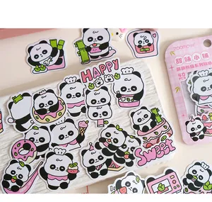 Vista macro de lindos adhesivos de panda para álbumes de recortes y decoración de diarios