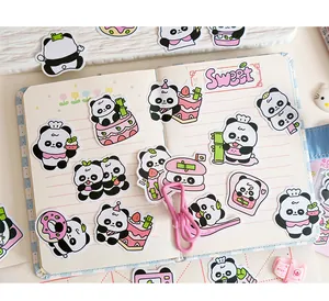Detalle macro de pegatinas de panda lindas en un cuaderno decorado con temas de postres.