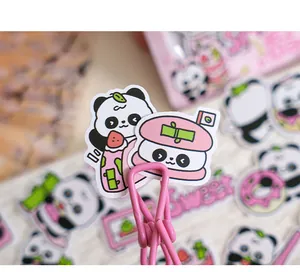Detalle macro de pegatinas de pandas lindos para diarios de bricolaje y manualidades.
