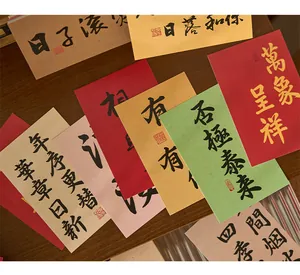 Detailansicht von chinesischen Kalligraphie-Postkarten mit Segenstext und Siegeln