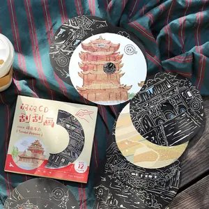 Creatieve CD-vormige krasfotset voor kinderen met 12 unieke architecturale graffiti-kaarten.