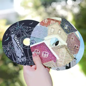 Creatieve krasplaatjes in CD-vorm voor kinderen met vuurtoren- en huispatronen.