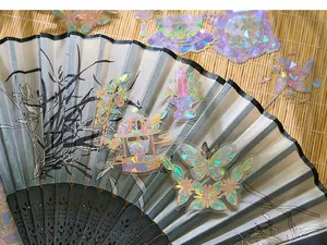 Gros plan d'autocollants PET laser holographiques aux motifs de papillons et de lanternes