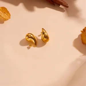 Detaillierte Makroansicht der polierten goldenen Wassertropfen-Ohrstecker aus Edelstahl