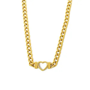 Vue détaillée d'un collier en acier inoxydable doré avec pendentif cœur ajouré