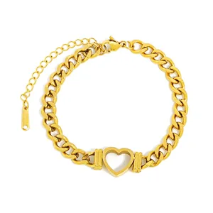 Vue détaillée d'un bracelet gourmette en acier inoxydable doré avec cœur évidé.