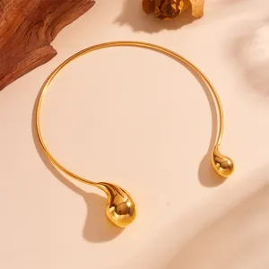 Eleganter polierter goldener Wassertropfen-Choker aus langlebigem Edelstahl