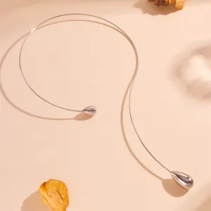 Detailaufnahme einer polierten Edelstahl-Halskette mit eleganten Wassertropfen