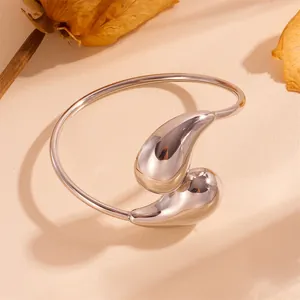 Detailansicht eines minimalistischen silbernen Wassertropfen-Halsreifs aus Edelstahl