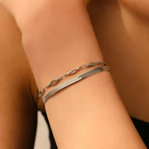 Élégant bracelet double en acier inoxydable avec chaîne à chevron et motifs géométriques