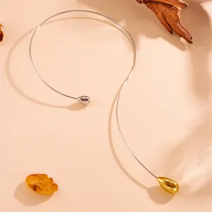 Detailansicht eines minimalistischen Halsreifs aus Edelstahl mit goldenem Wassertropfen