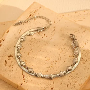 Bracelet double couche en acier inoxydable avec chaîne serpent et charms pour femmes.