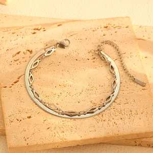 Détail du bracelet double en acier inoxydable, chaîne géométrique en losange et serpent.