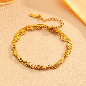 Gros plan détaillé du bracelet double couche en acier inoxydable doré avec des cœurs.