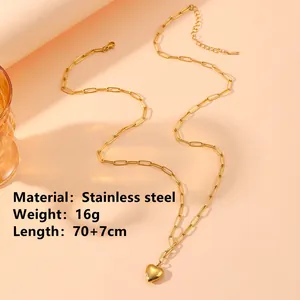 Lange goudkleurige roestvrijstalen ketting met hartvormige hanger en paperclip schakels.