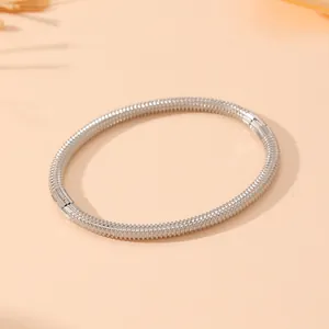 Vue détaillée d'un bracelet jonc vintage en acier inoxydable argenté nœud bambou