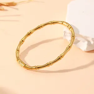 Vue détaillée d'un bracelet jonc vintage en forme de bambou doré en acier titane durable